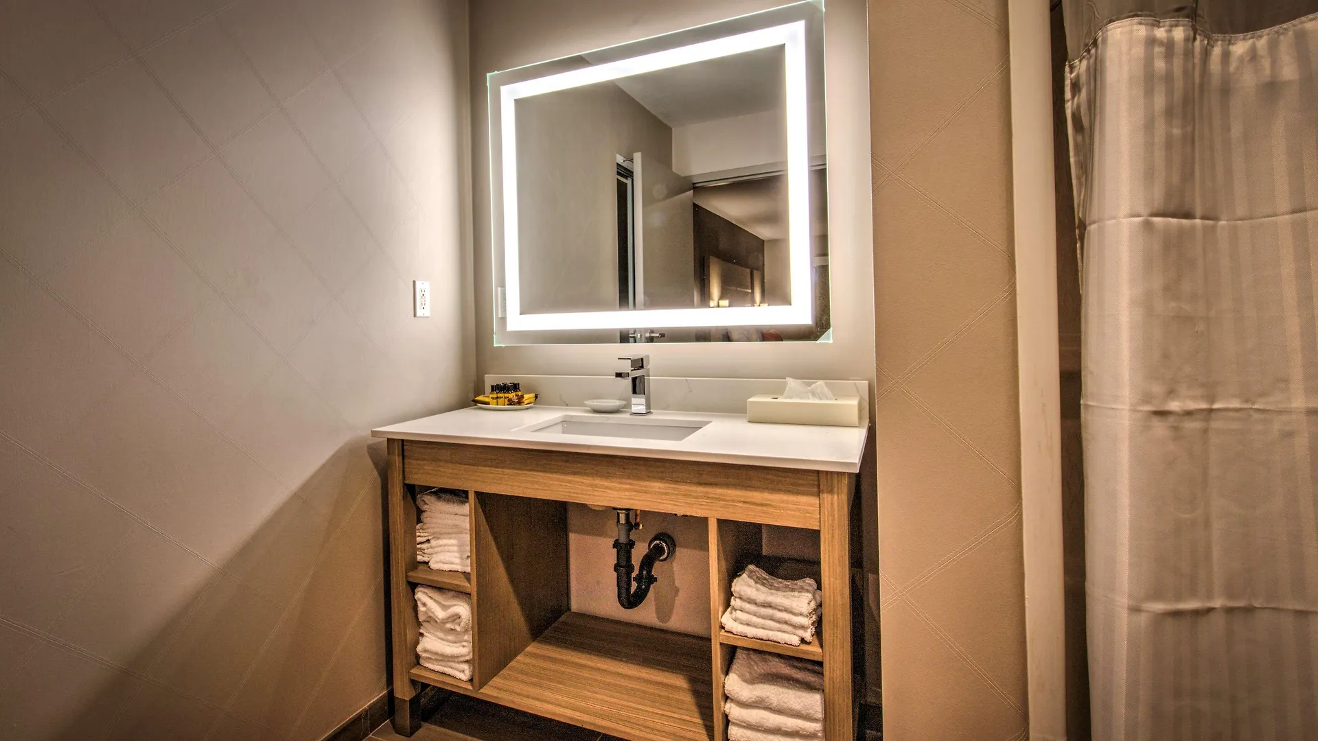 Best Western Plus Media Center Inn y Suites Burbank 3*,